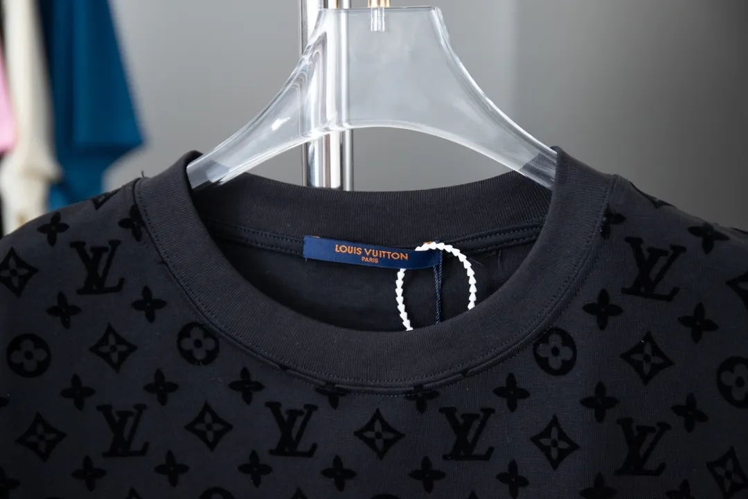 🅿️180 high quality LV Louis 25 spring and summer latest style full logo flocking short sleeves same style for men and women ready for sale Made of 80-count double-ply combed long-staple cotton, double-faucet large jacquard machine, very very three-dimensional jacquard structure 👌🏻97% long-staple cotton, mixed with 3% core-spun spandex, the production time is very long, a rare item 💯 It is the most beautiful scenery in this summer if you wear it inside or outside! S M L XL